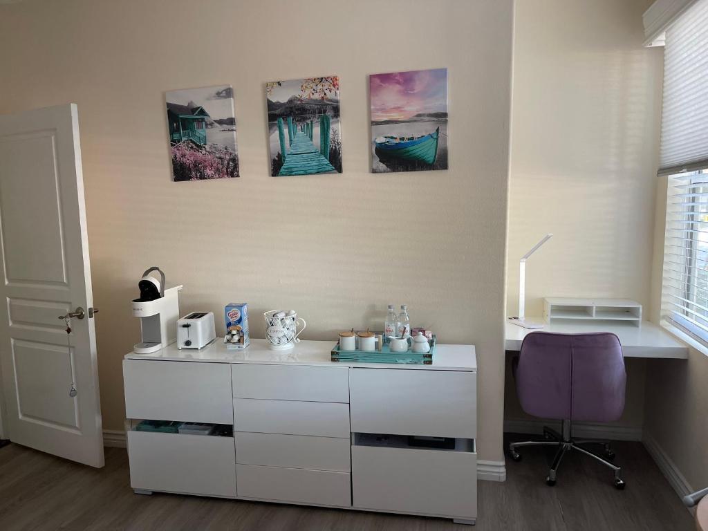 尔湾Resort Like Stay at a Cozy Relaxing Private Room Near UCI的一间设有白色书桌和紫色椅子的客房