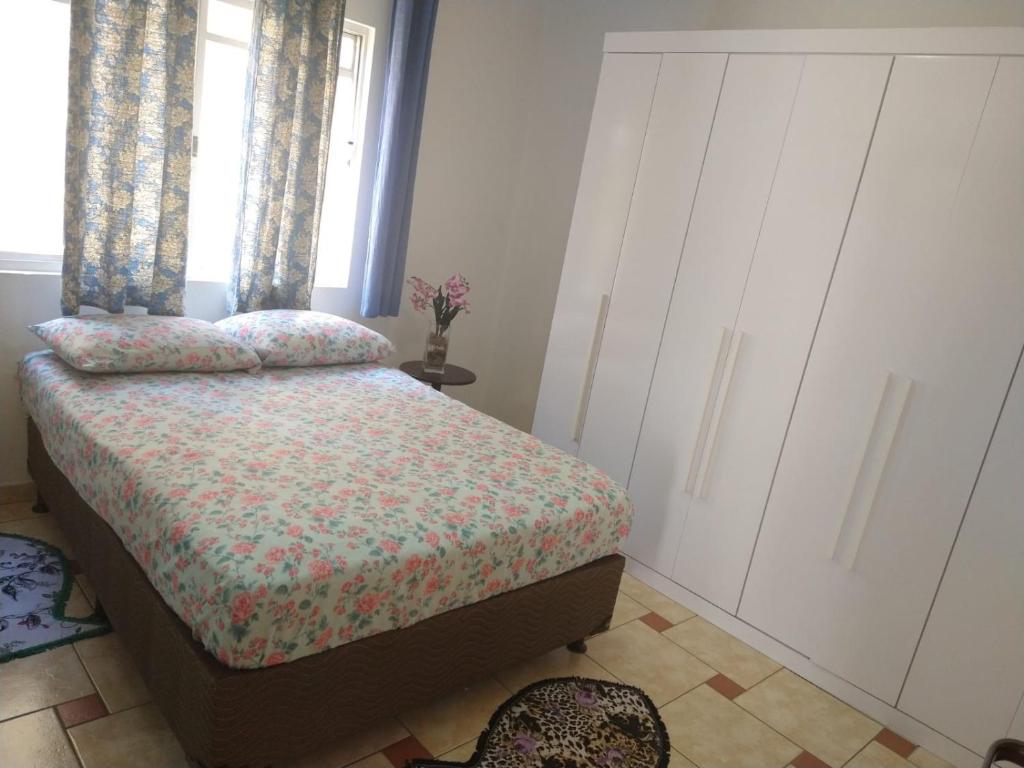 库里提巴Sobrado Lindóia的一间卧室设有一张床和一个窗口