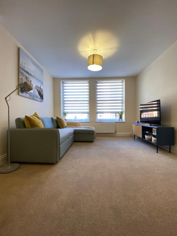 伯恩茅斯1 bedroom apartment in the heart of Bournemouth的带沙发和电视的客厅