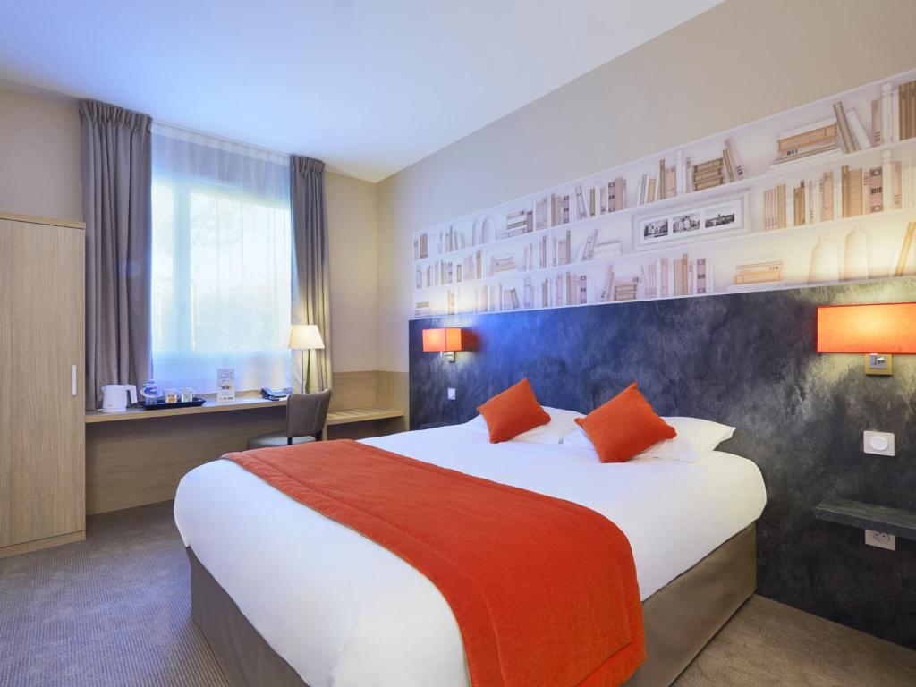 博库泽布库茨昂热西部基里亚德酒店的酒店客房设有一张带红色毯子的大床