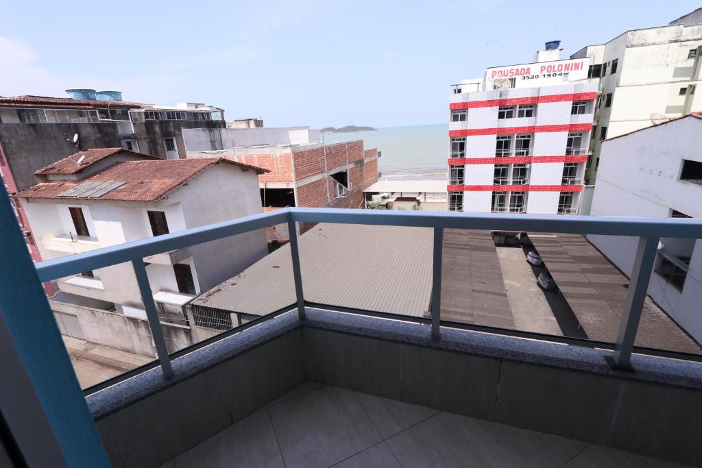 皮乌马Edifício Ferreira - Apartamentos temporadas的从大楼的阳台上可欣赏到风景