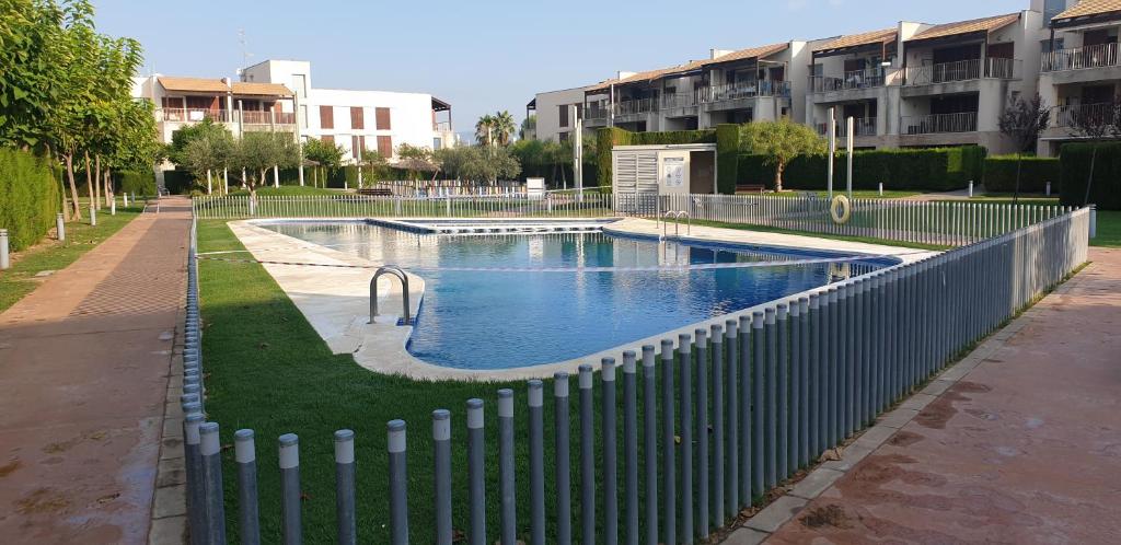 圣乔治Precioso apartamento con dos terrazas privadas的建筑物前游泳池周围的围栏