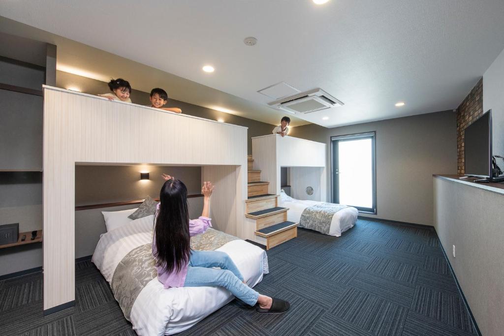 东京ＥＮＴ　ＴＥＲＲＡＣＥ　ＡＳＡＫＵＳＡ的坐在酒店房间床上的女人
