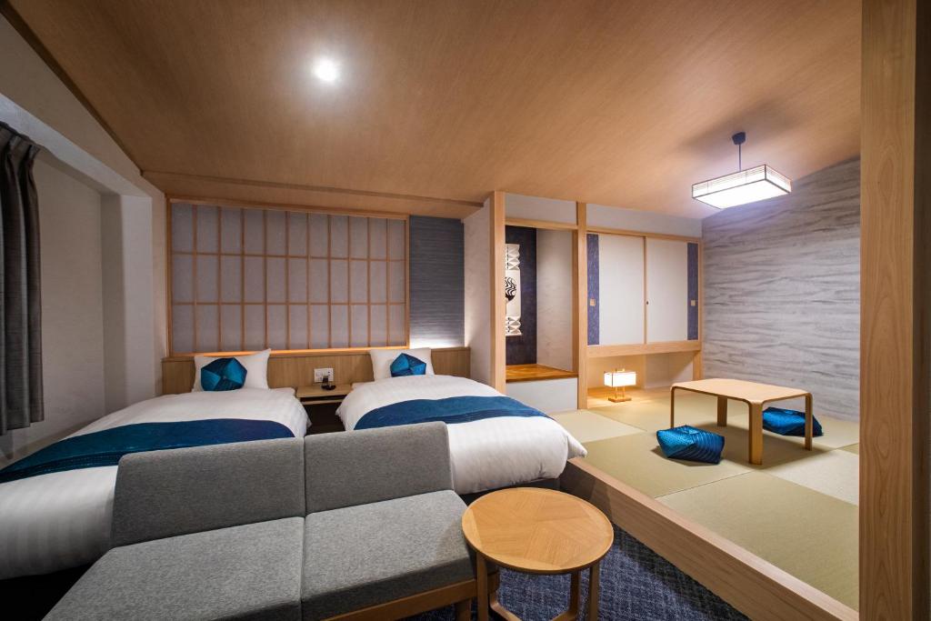 京都Rinn Niomon的一间带两张床和一张沙发的卧室