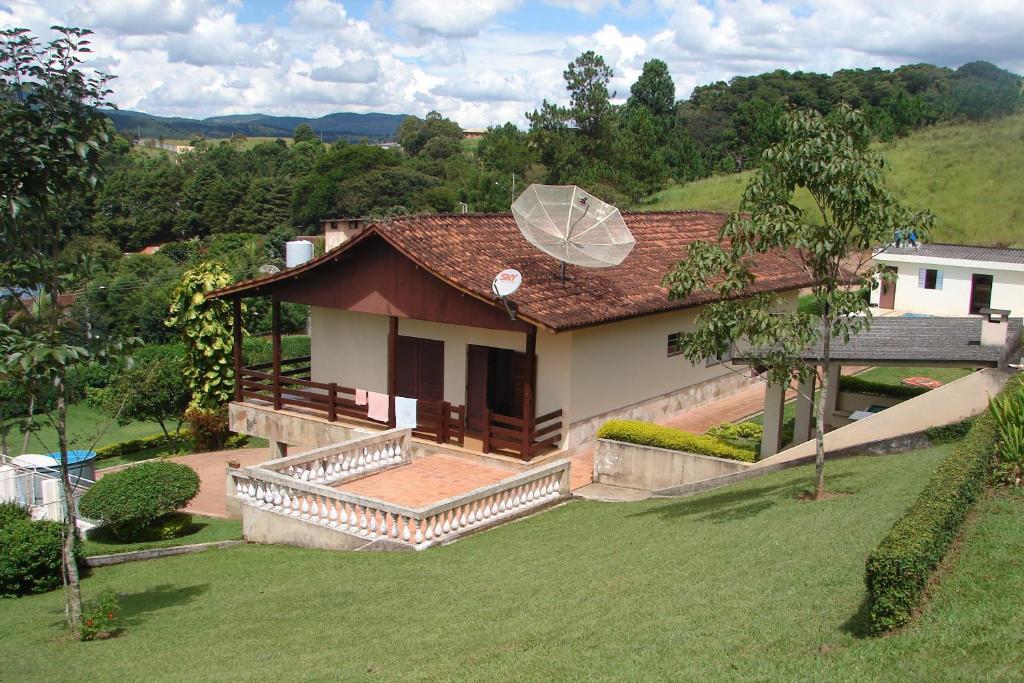 阿蒂巴亚CHÁCARA ATIBAIA的享有房屋的空中景致,配有卫星