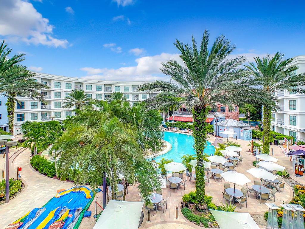 奥兰多Pet Friendly in Orlando area near Disney的享有度假村的空中景致,设有游泳池和棕榈树