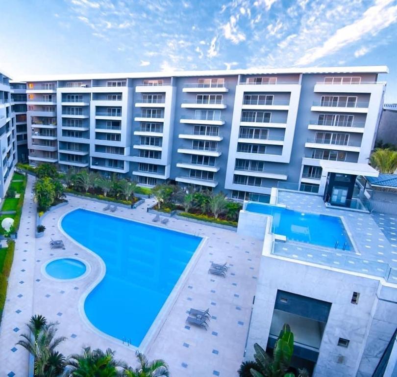 开罗Serviced apartment -Sheraton Al Matar (Ocean blue)的享有带游泳池的大型建筑的空中景致
