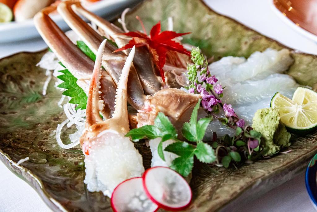 Minamiechizen川端屋　kawabataya的上面有海鲜和蔬菜的盘子