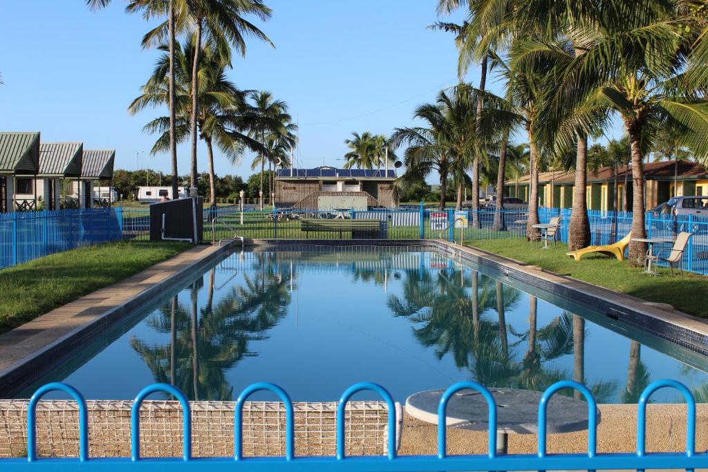 麦凯中央游客公园酒店的棕榈树度假村的游泳池
