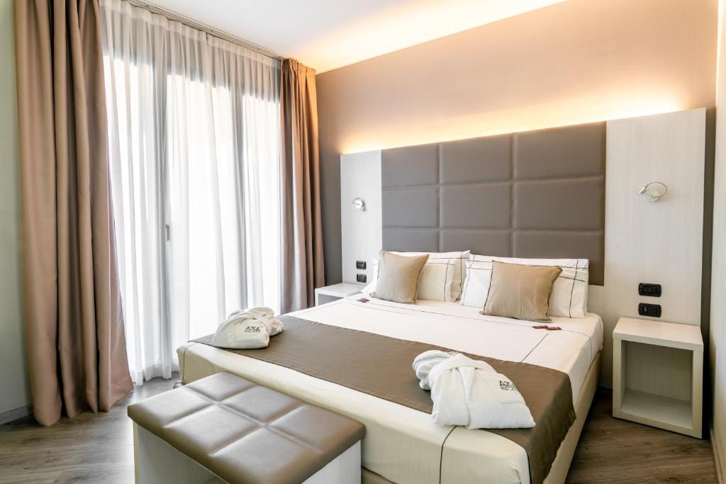 米兰Acca Palace AA Hotels的一间卧室设有一张大床和一个大窗户