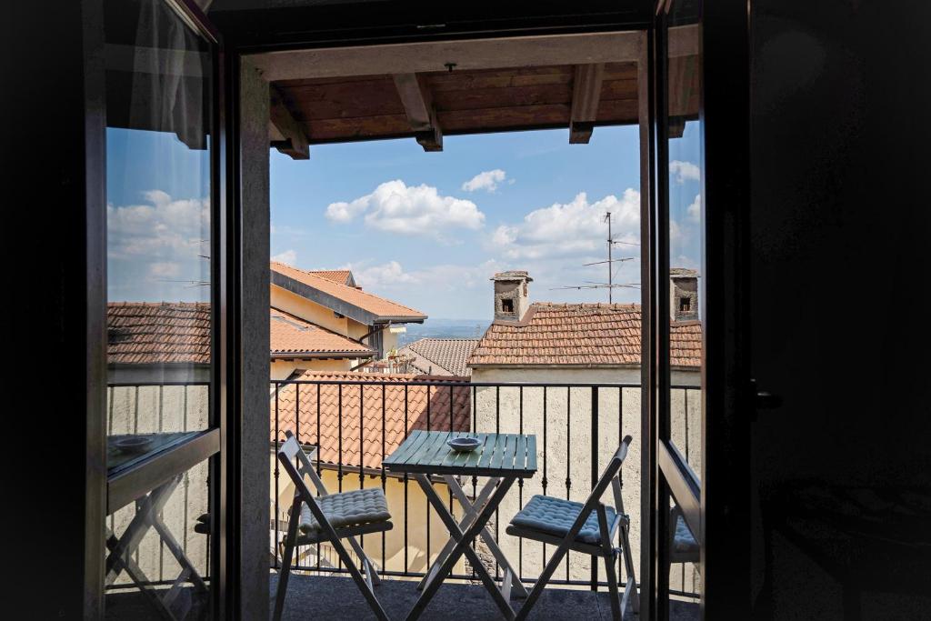 马斯诺维斯康蒂La Casa di Annibale的阳台享有桌椅的景致。