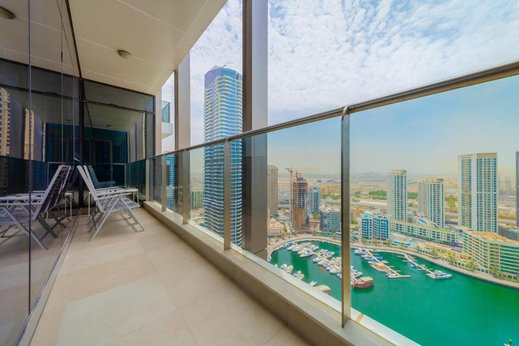 迪拜EDEN'S Homes & Villas - Sparkle Tower的享有水景和船景的阳台