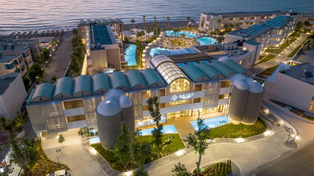 阿德里安诺斯坎波斯Amira Luxury Resort & Spa - Adults Only的享有度假胜地的空中景致,以海洋为背景