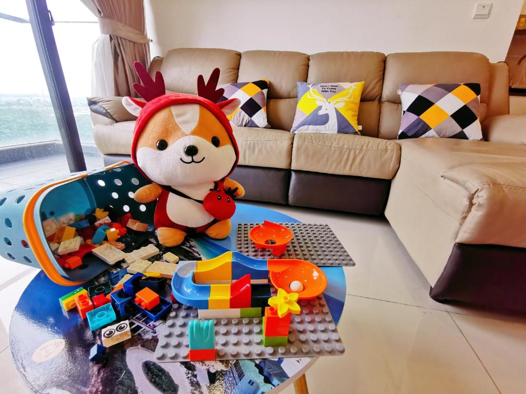 努沙再也Legoland- HapySunshine@DPristine-2B2R-8px Lakeview的坐在客厅桌子上的动物