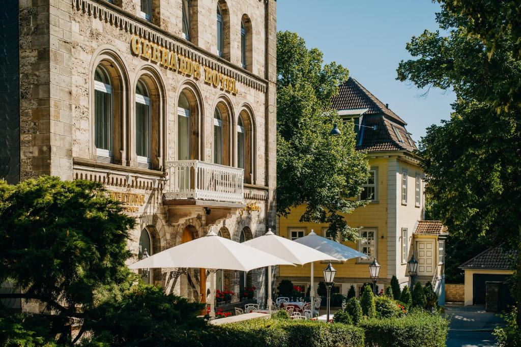 哥廷根格哈德罗曼蒂克酒店的前面有白色雨伞的建筑