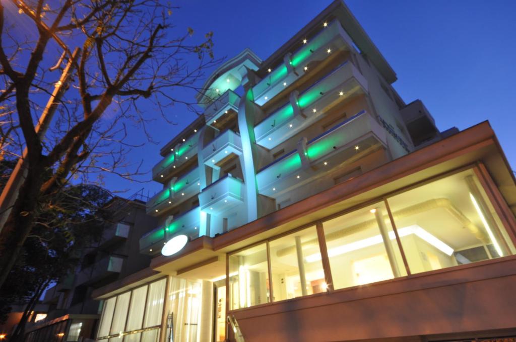 里米尼亚得里亚海酒店&美容的建筑的一侧有绿灯