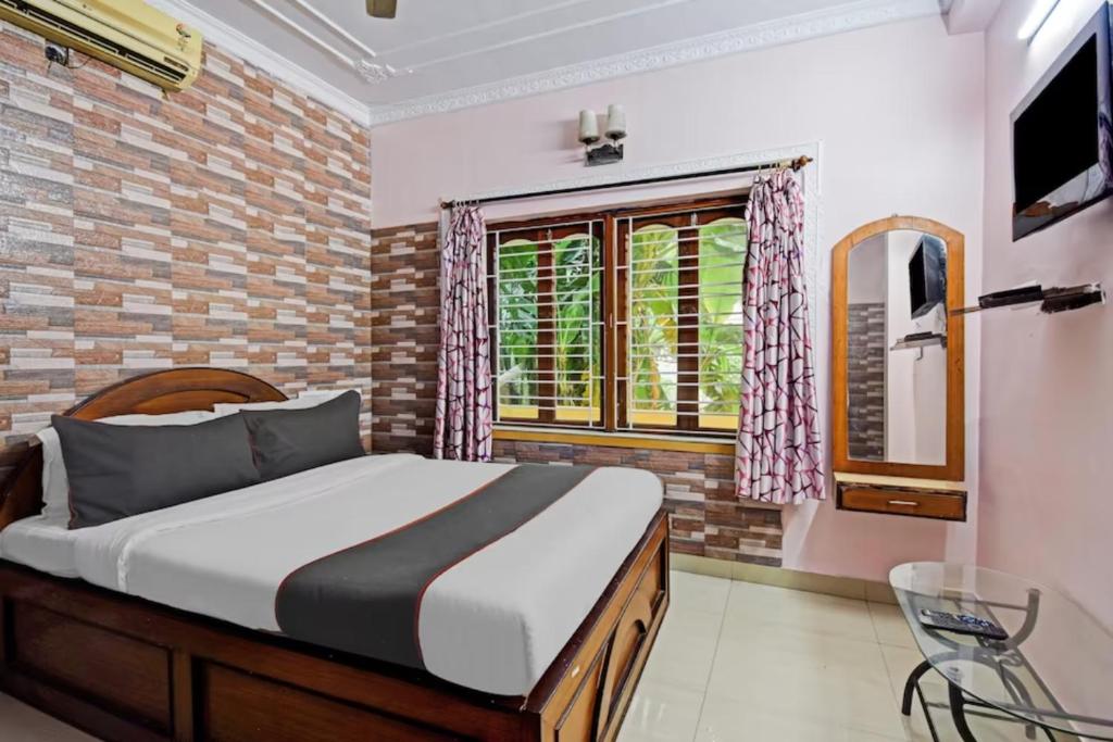 加尔各答Goroomgo Elite Stay Salt Lake Kolkata Near Metro Station的一间卧室设有一张床和一个窗口