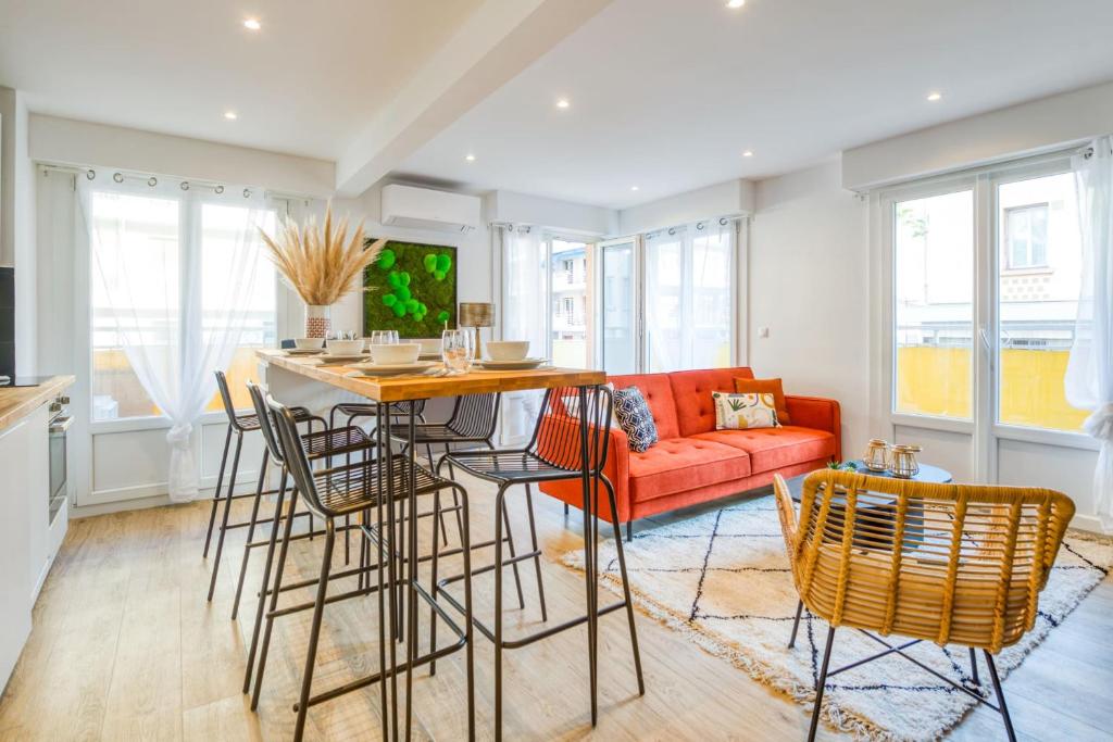 昂蒂布Appartement Wilsonia - Welkeys的一间厨房和一间带红色沙发的客厅