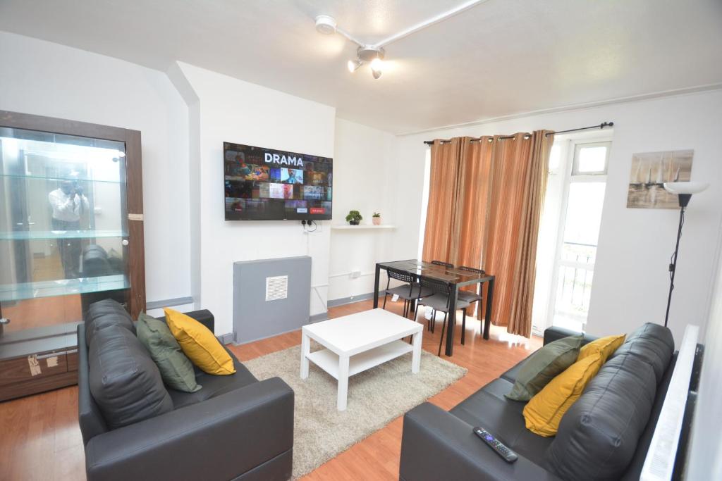 伦敦Beautiful London 2 Bedroom Flat near Finsbury Park的客厅配有沙发和桌子