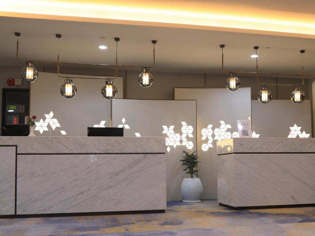 亚的斯亚贝巴Skylight In-Terminal Hotel的大堂设有前台和灯