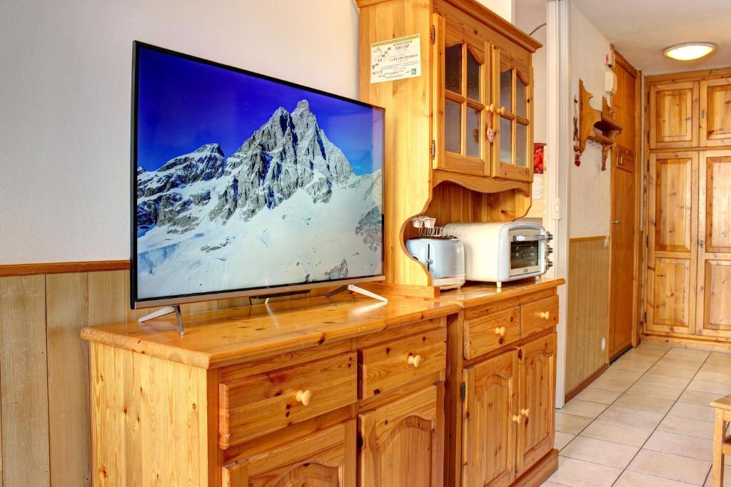 布勒伊-切尔维尼亚Marcolski Home - Schuss 1的木制橱柜顶部的平面电视
