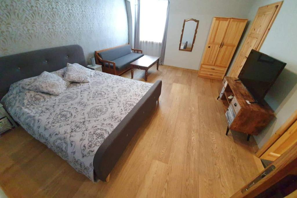 洛维奇Апартамент Барок 2的一间卧室配有一张床、一台电视和一张桌子