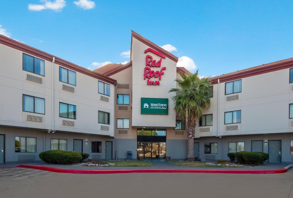 圣安东尼奥Red Roof Inn San Antonio - Seaworld Northwest的一座建筑前有棕榈树的酒店