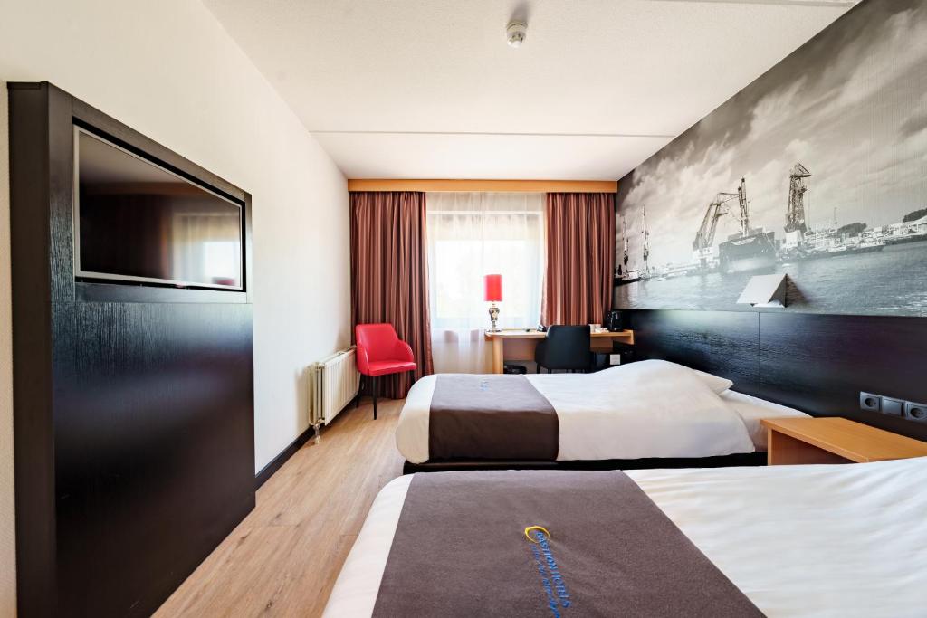 鹿特丹鹿特丹南巴斯蒂欧酒店的酒店客房配有两张床和一张书桌