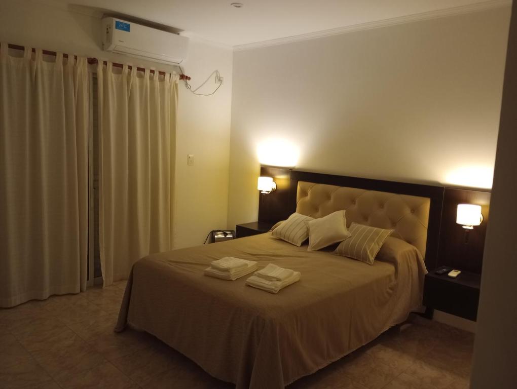 费德拉西翁Casa de Juan的一间卧室配有一张大床和两条毛巾