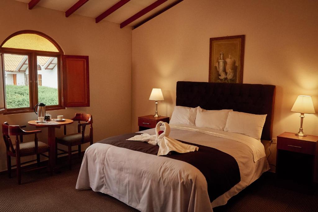 YanqueCasona Plaza Ecolodge Colca的酒店客房,配有一张带浴袍的床
