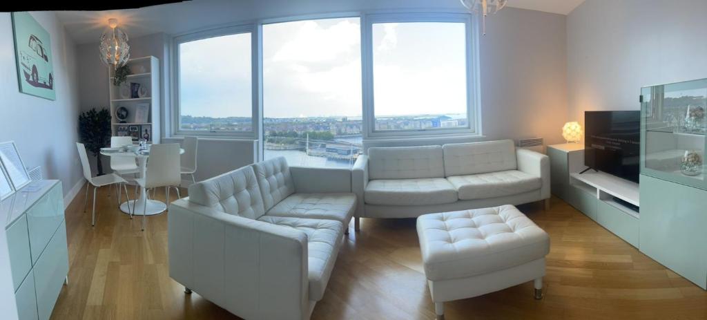 查塔姆Luxury 8th Floor Apartment with Stunning Views的客厅配有白色家具和大窗户