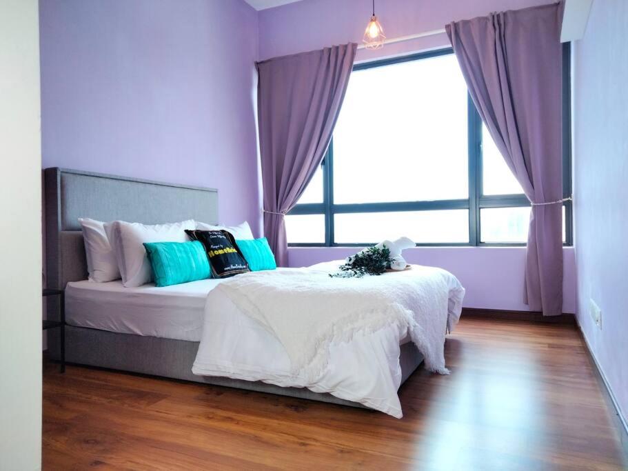 4 Bedroom Resort Suites Residence old klang road, MidValley客房内的一张或多张床位