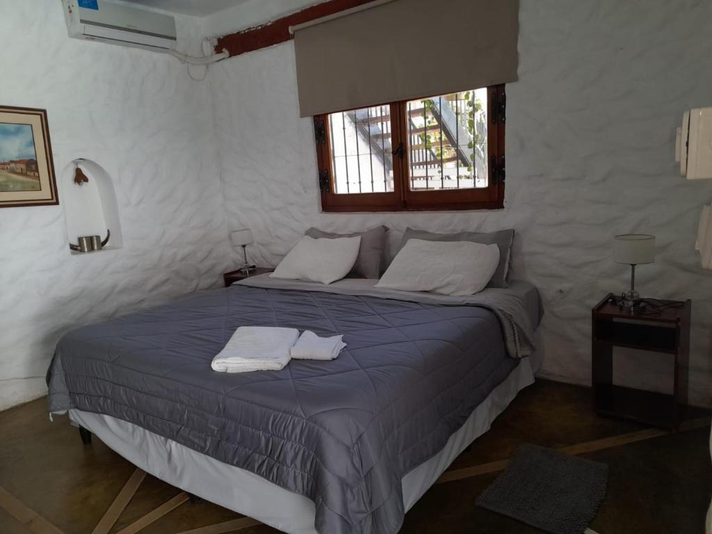 卡法亚特Hotel Andino - Adults Only的一间卧室配有一张床,上面有两条毛巾