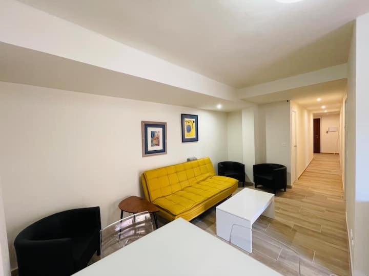 萨拉戈萨PALACIO DE LARRINAGA的客厅配有黄色的沙发和椅子