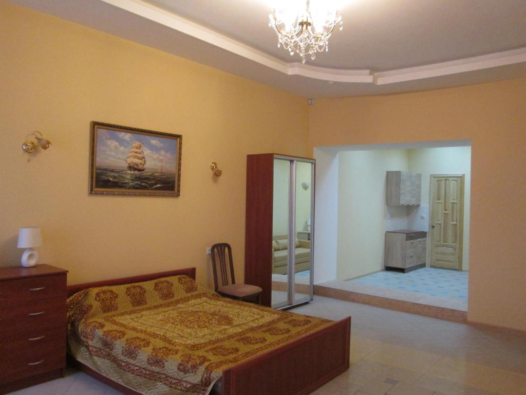 敖德萨丽瑟里尔斯基公寓的一间卧室配有一张床、梳妆台和镜子