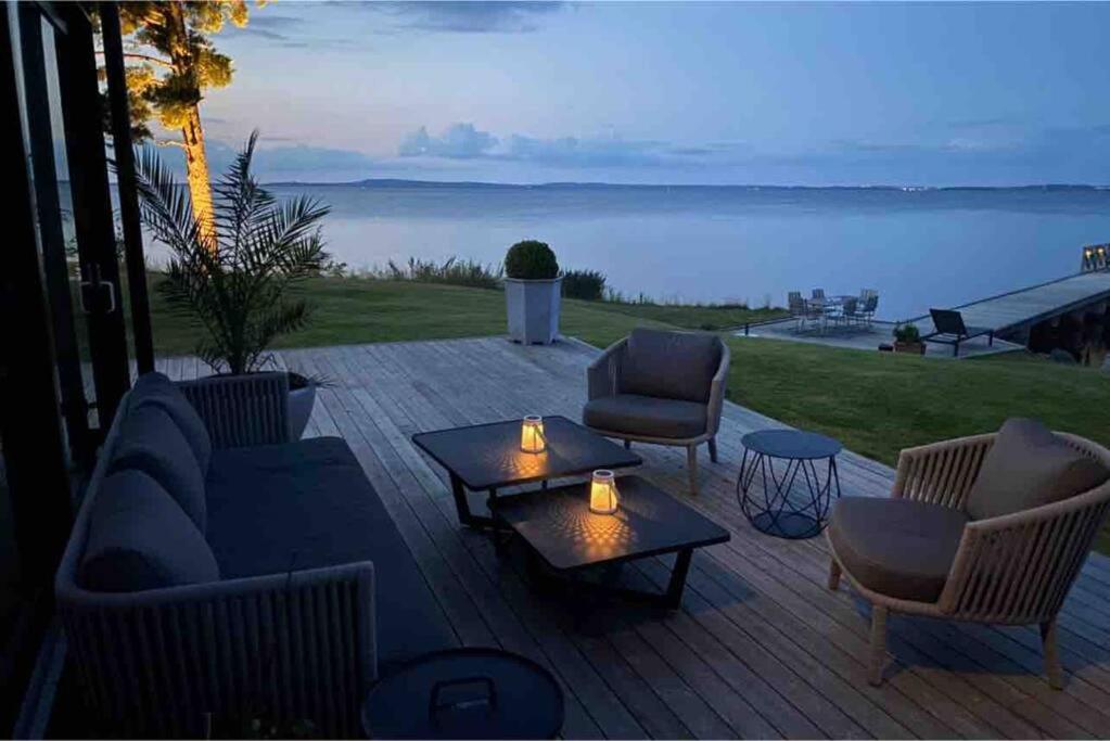 瓦斯泰纳Stylish lake view house的一个带桌椅的庭院,享有水景