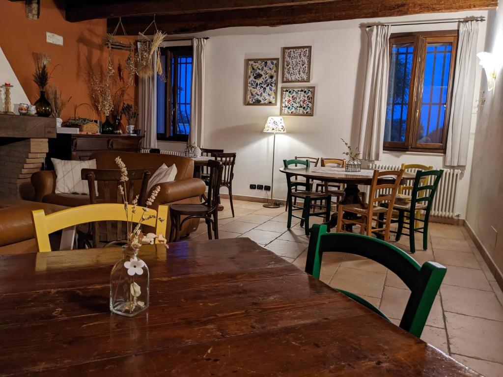 科蒂尼奥拉Casale Boschi - Rifugio di Pianura的客厅配有木桌和椅子