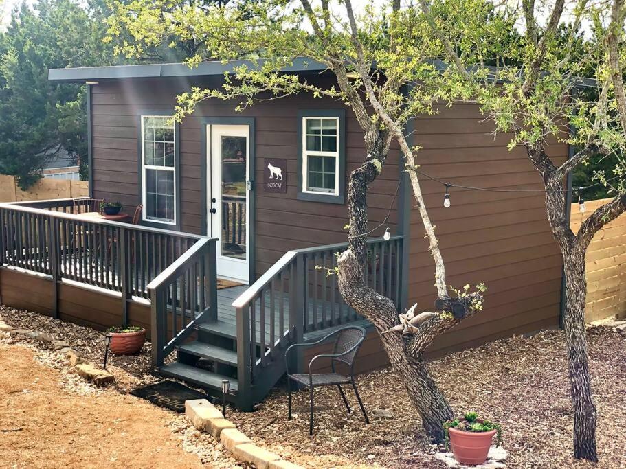 奥斯汀The Bobcat Cabin - The Cabins at Rim Rock的小屋前设有门廊和椅子