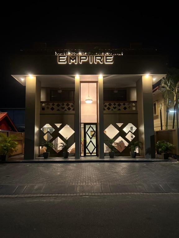 帕拉马里博Empire Apartments SU 2 Marthastraat的带有夜间读针的标志的建筑