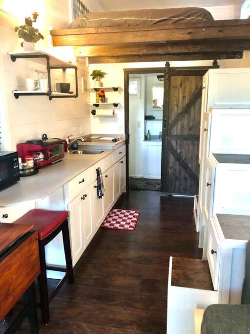 奥斯汀Fox Tiny Home - The Cabins at Rim Rock的一间带水槽和冰箱的小厨房