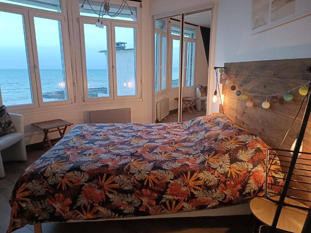 欧村Appartement Cosy的一间卧室配有一张带彩色床罩的床