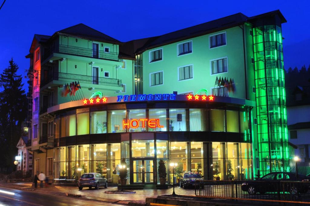 普雷代亚尔皮埃蒙特酒店的前面有 ⁇ 虹灯标志的酒店