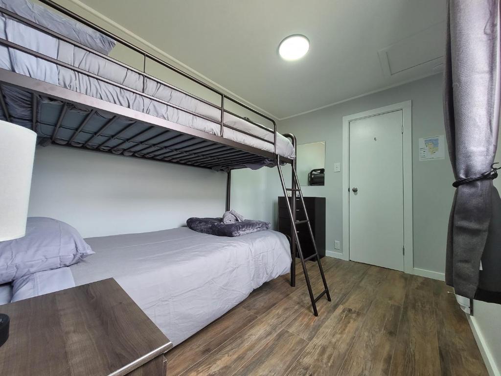 丘吉尔Beluga Beach House的一间卧室设有两张双层床和一张桌子