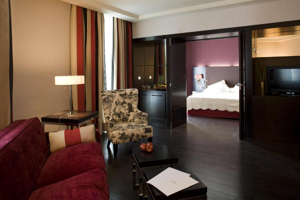 巴利亚多利德伽里乌斯精品酒店的酒店客房设有一张沙发和一张床