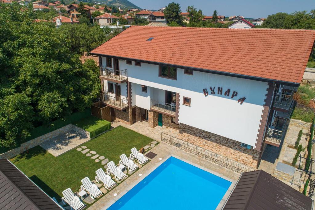 Brestnik布那拉家庭旅馆的享有带游泳池的房屋的空中景致