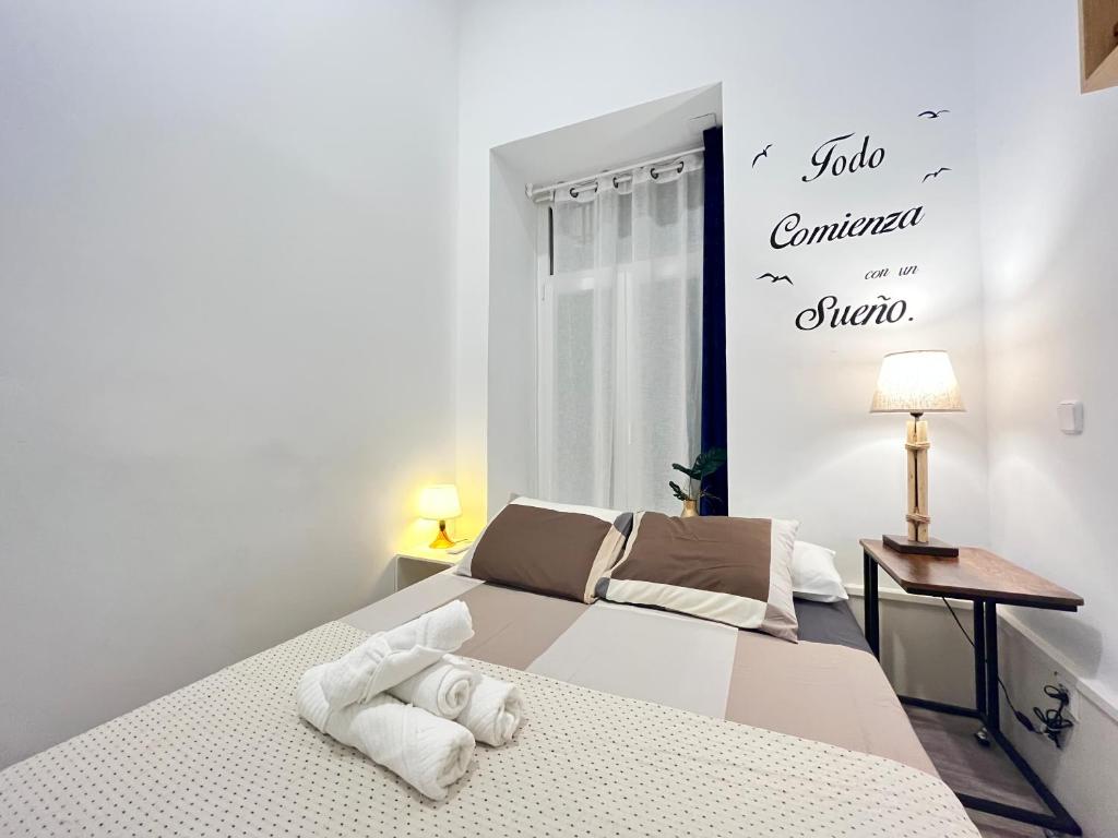 马德里Ile Atocha Exterior Olivar的白色的卧室设有床和窗户