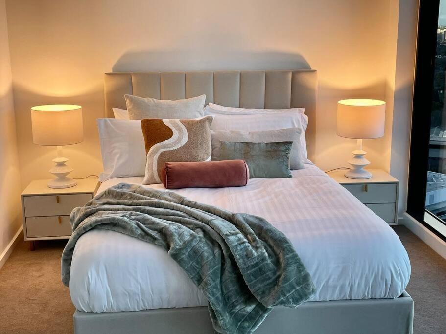 墨尔本Lux 3 Bedroom 2 Bathroom Apt Southbank的一间卧室配有一张带两盏灯的大型白色床。