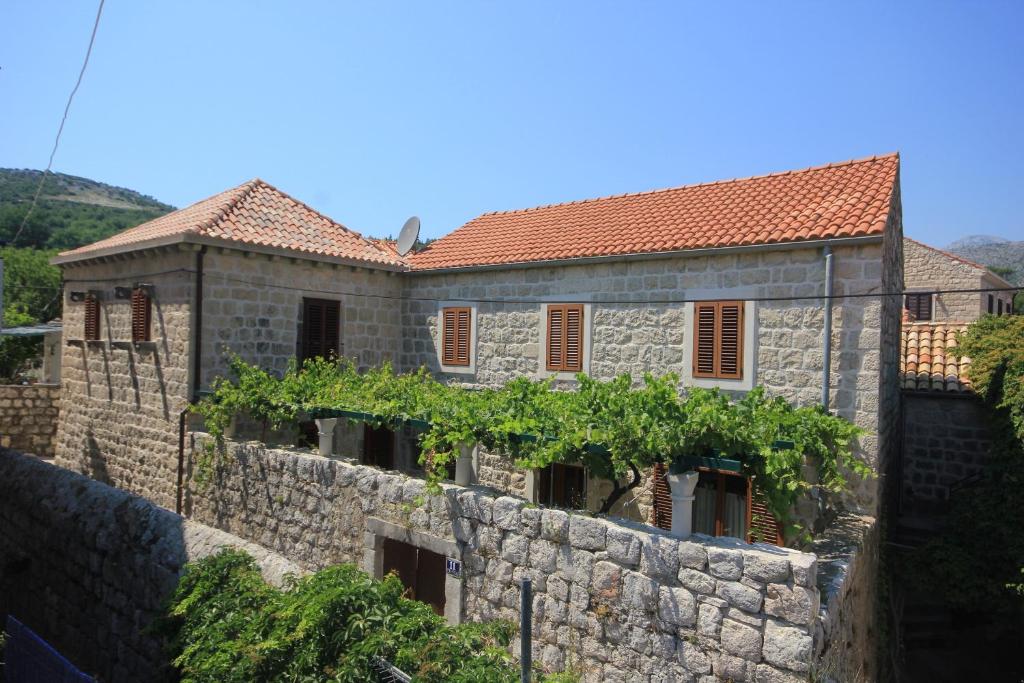 斯拉诺Apartments by the sea Slano, Dubrovnik - 9013的一座石墙的古老石屋