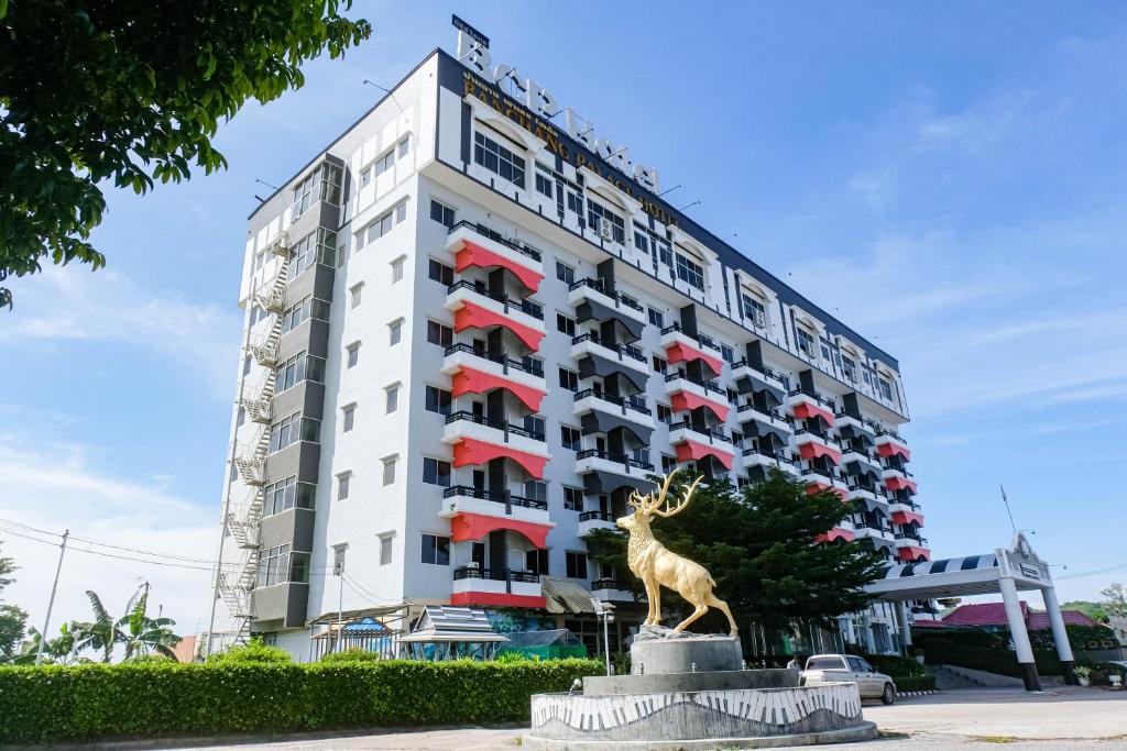 班昌BCP Hotel的建筑前的长颈鹿雕像