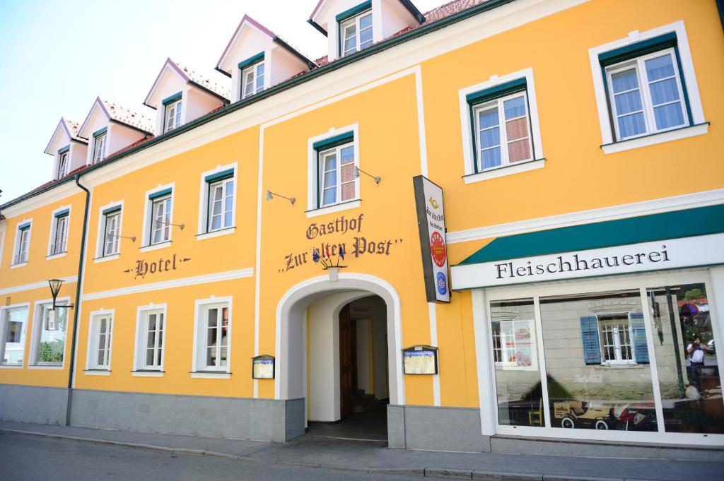 Schwanberg弗雷舍雷酒店 - 祖拉尔腾邮局的一座大型橙色建筑,入口处